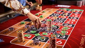 Contoh layar aplikasi mpo2qq menampilkan pasar taruhan Liga 1 Indonesia, kasino dealer langsung dengan roulette dan blackjack, serta opsi deposit melalui DANA dan OVO
